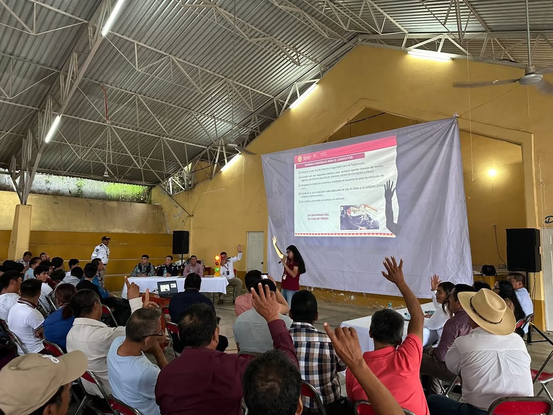 Pláticas de manejo defensivo y motociclista seguro en Chicontepec