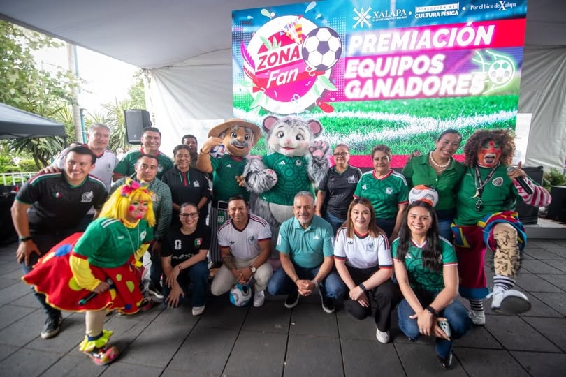 Alcaldesa Daniela Griego Ceballos entrega trofeo a equipo ganador del Mundialito Xalapa 2026