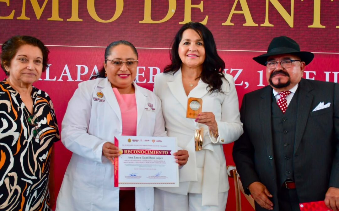 Veracruz honra a trabajadores de la salud con premios por antigüedad