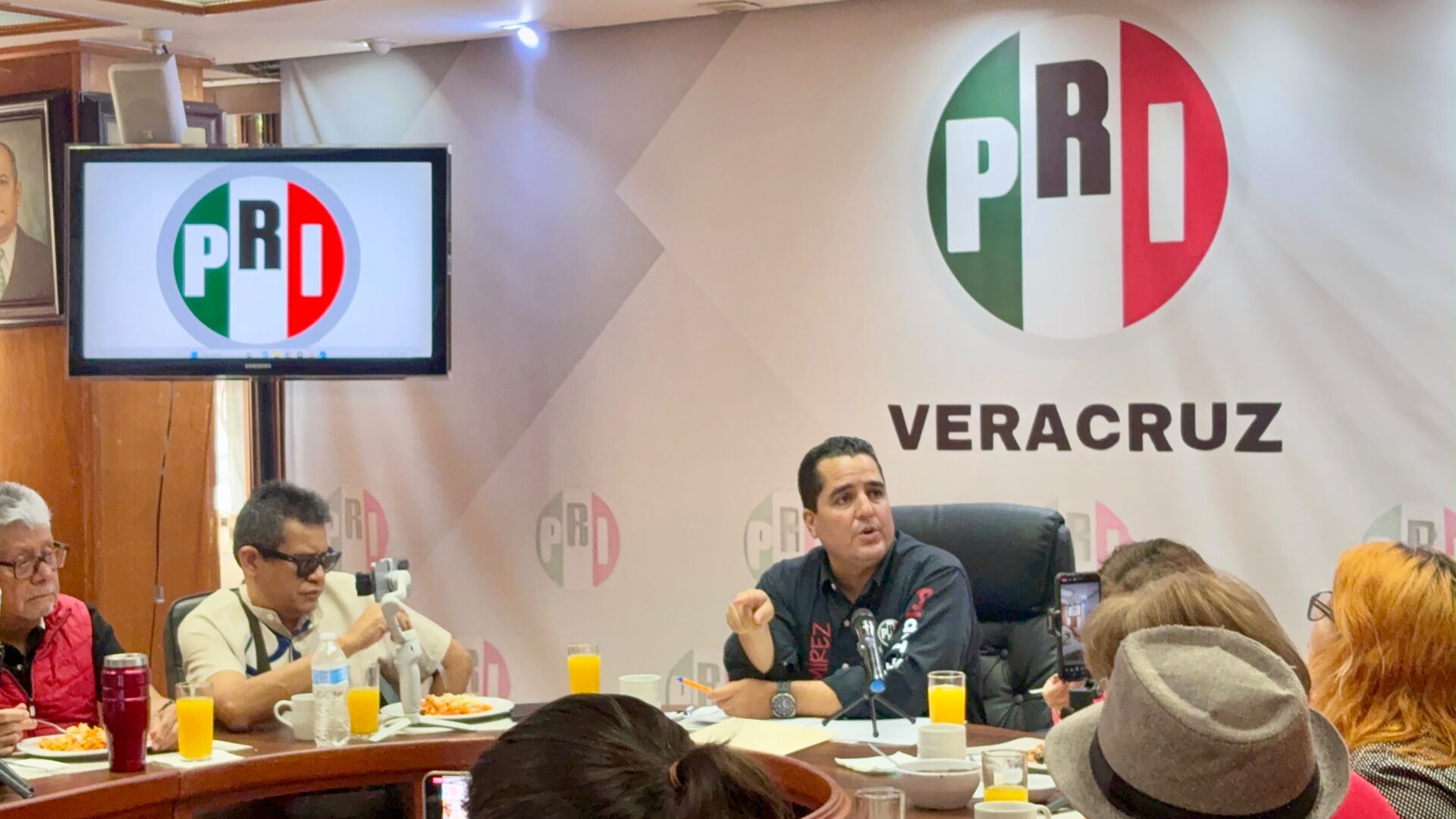 Conferencia de prensa del presidente del PRI Veracruz, Adolfo Ramírez Arana