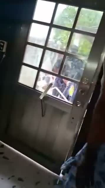 Sujetos armados rompen puerta de vivienda de comunicadora Roxana Ramírez en Nanchital
