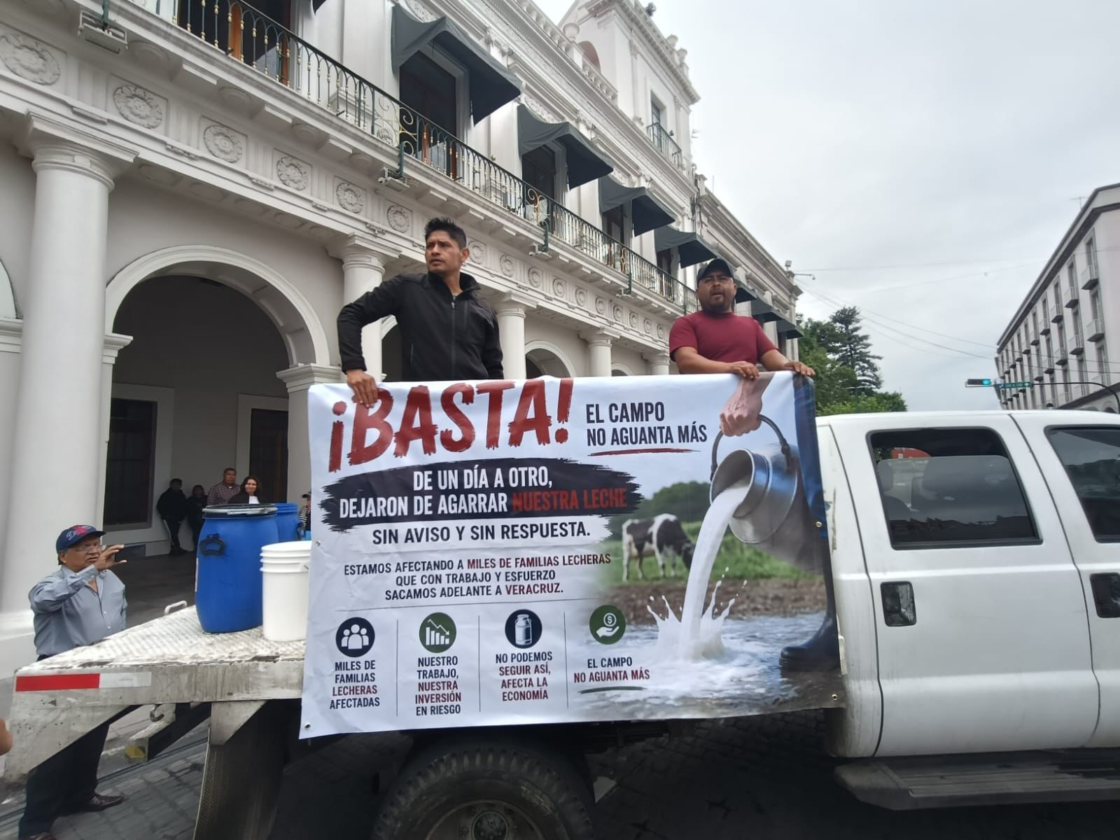 Protestan productores de leche en Xalapa por cierre de centro de acopio