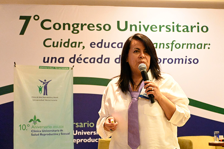 Guadalupe Estrada Gutiérrez durante conferencia magistral en el 7º Congreso de la CUSRS de la UV