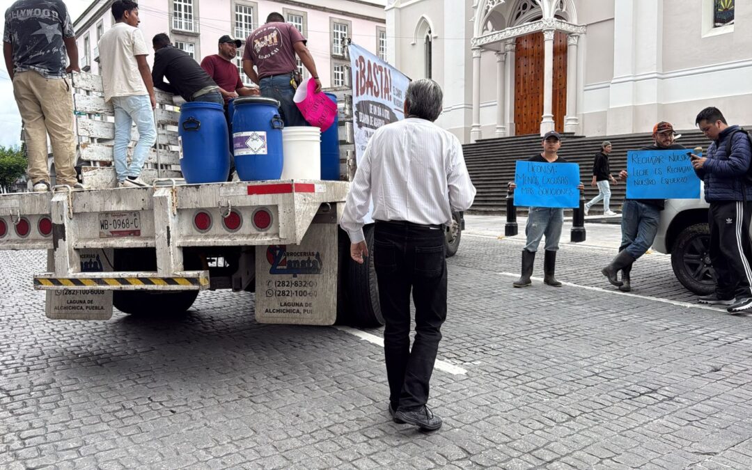 Protestan productores de leche en Xalapa por cierre de centro de acopio