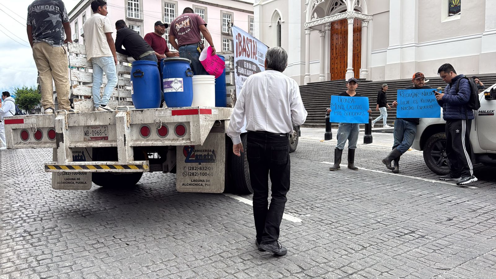 Productores de leche protestan en el centro de Xalapa