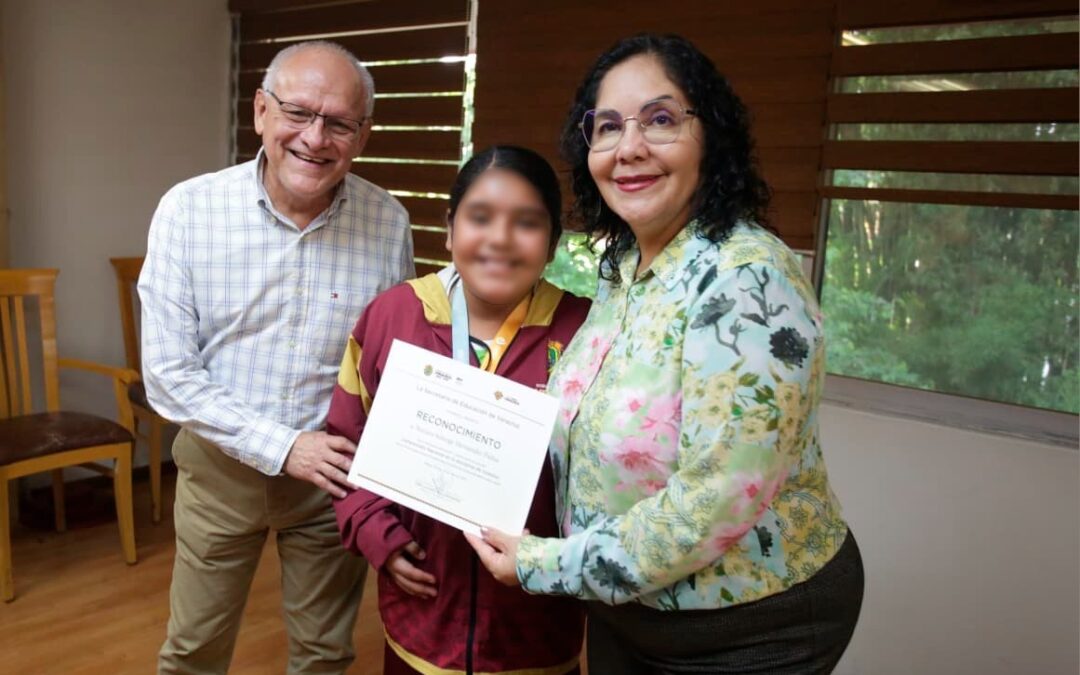 Secretaría de Educación reconoce a equipo femenil de voleibol de Jáltipan por oro