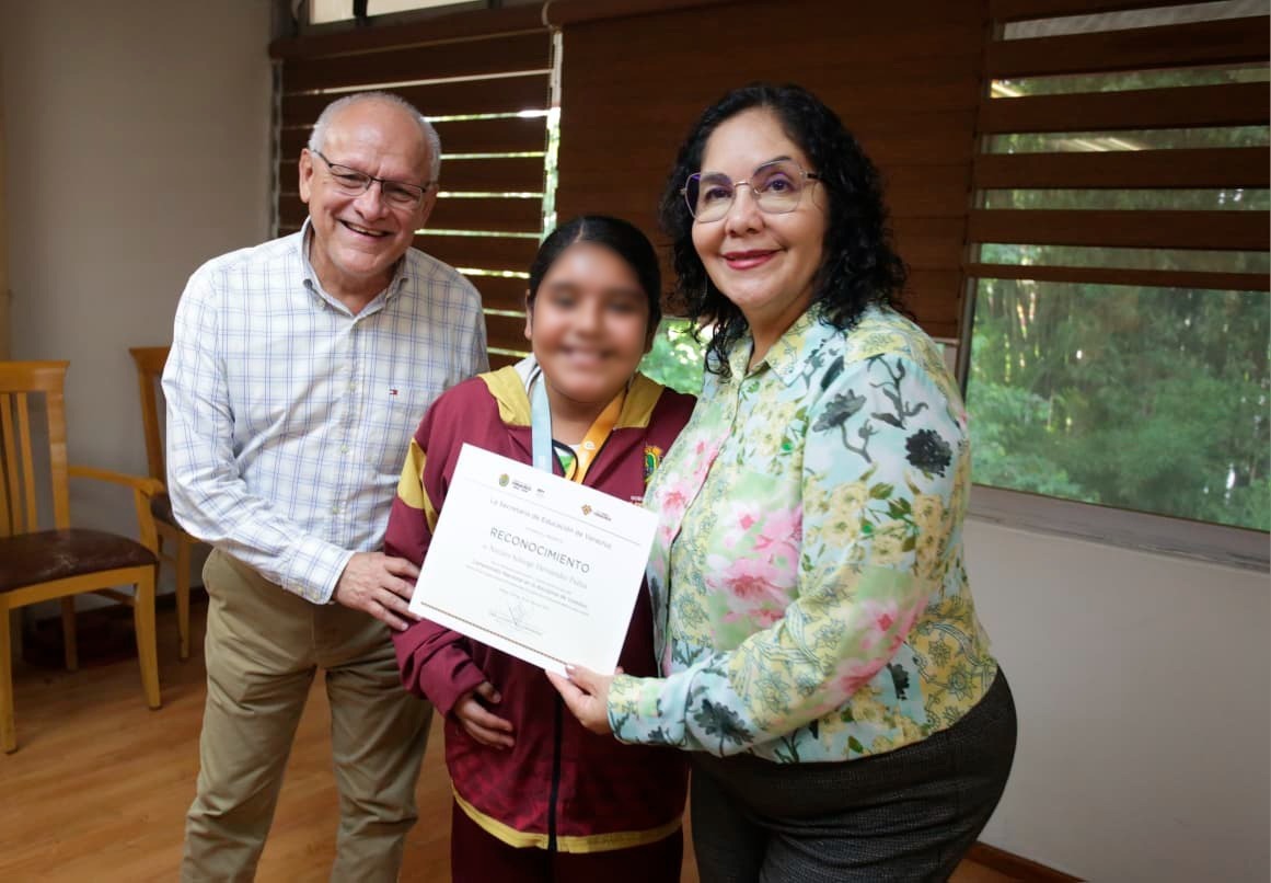Secretaria de Educación Claudia Tello Espinosa recibe al equipo femenil de voleibol de Jáltipan