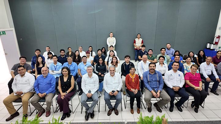 El rector Martín Aguilar Sánchez dialoga con estudiantes sobre bienestar estudiantil en Ixtaczoquitlán