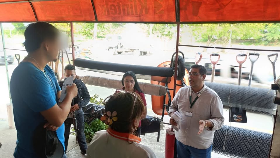 Agentes de la SSP Veracruz durante acciones de seguimiento de Redes de Atención Vecinal en fraccionamientos