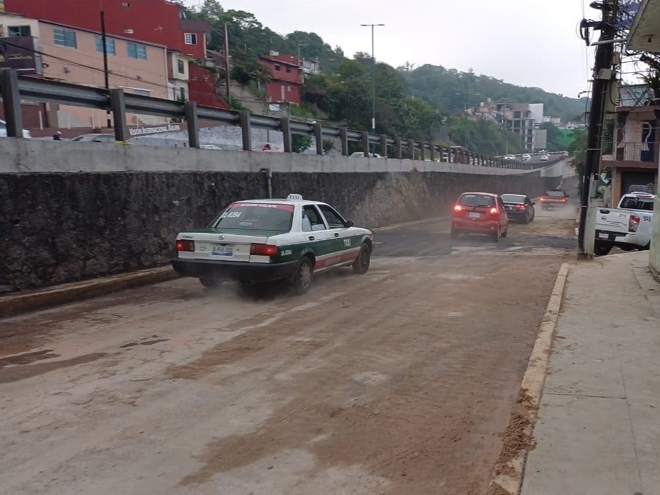 Trabajos de rehabilitación de drenaje en el puente Macuiltépetl
