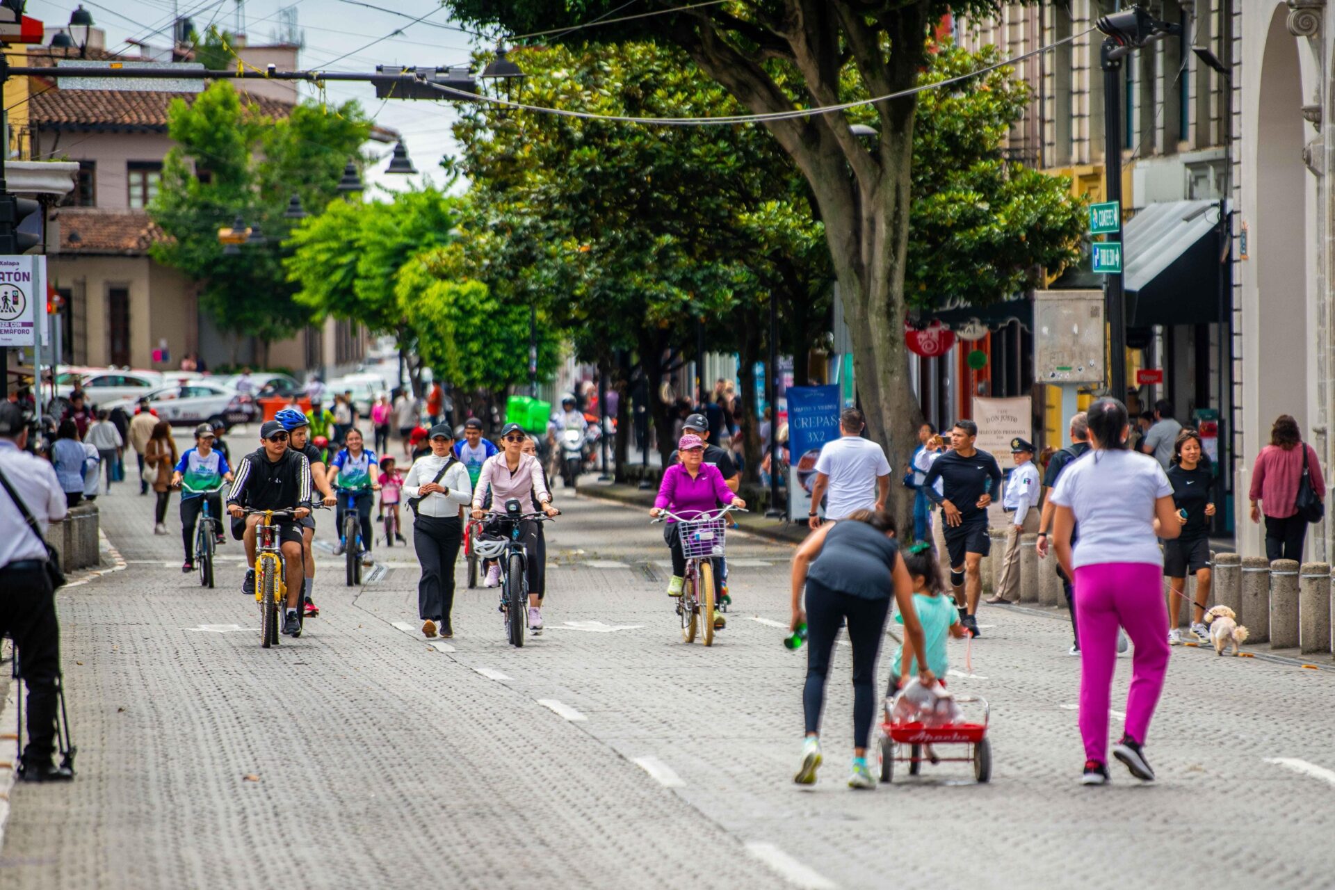 Familias participan en la primera edición de Xalapa se Mueve: Ruta Recreativa en calles de Xalapa