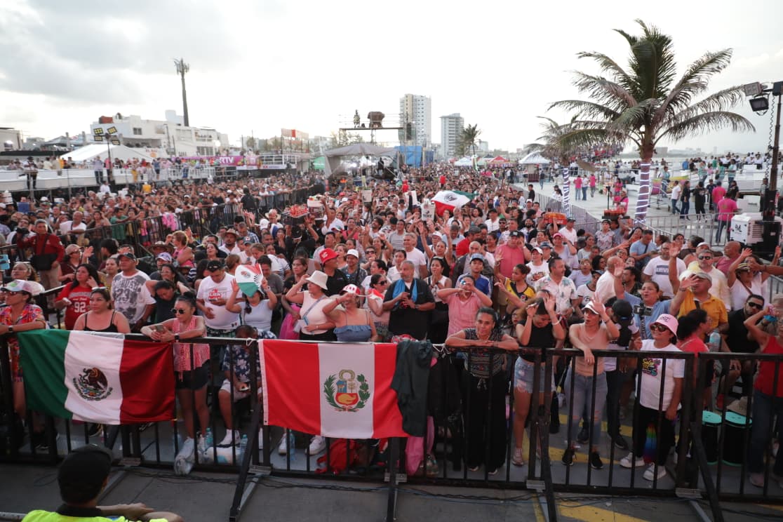 Visitantes disfrutan del Salsa Fest 2026 en el Salsódromo de Boca del Río