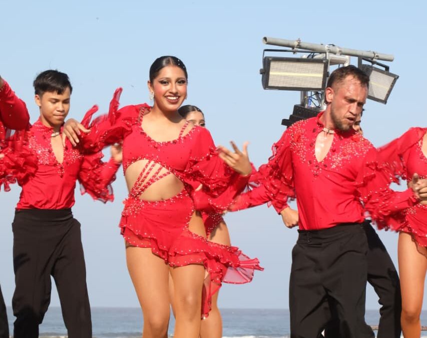Clases y exhibiciones de salsa convierten a asistentes en parte del Salsa Fest