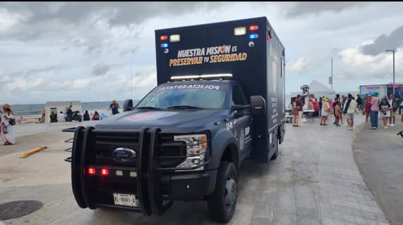 Vehículos V16 y sistema SkyWatch durante dispositivo de videovigilancia en el último día del SalsaFest2026 en Veracruz