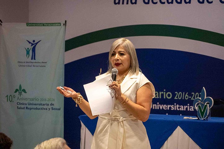 Sandra Eréndira Badillo Hernández durante su conferencia sobre igualdad y equidad en atención sanitaria en el Congreso Universitario de la UV