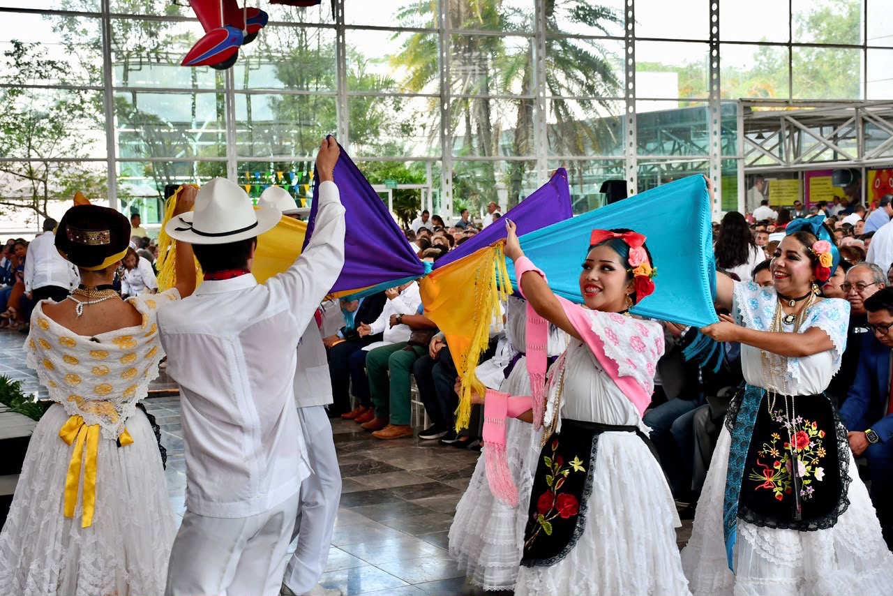 Veracruz honra a trabajadores de la salud con premios por antigüedad