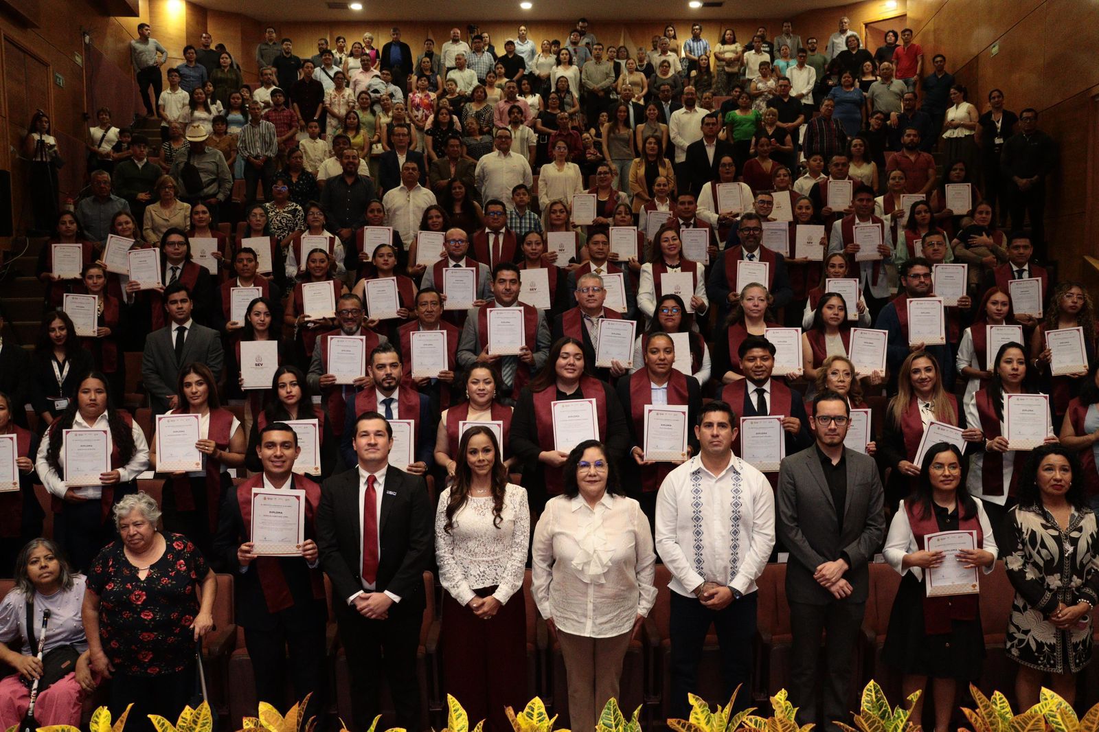 Ceremonia de entrega de constancias a egresados del Consorcio Clavijero por parte de la SEV