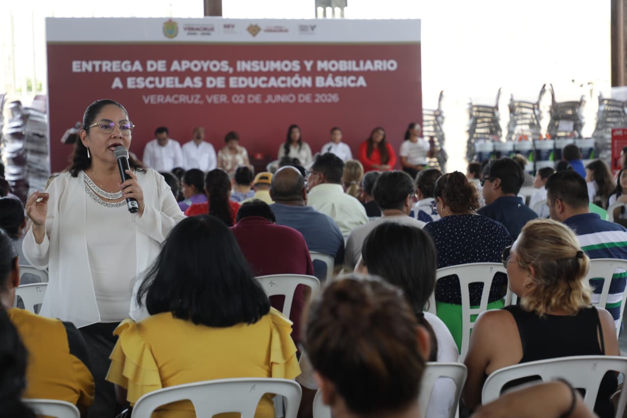 Entrega de mobiliario e insumos por parte de la SEV a 46 planteles de educación básica en Veracruz