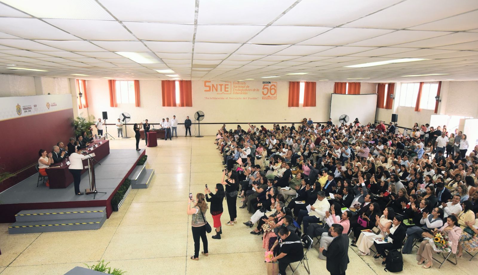 Ceremonia de graduación de maestría UPV con entrega de reconocimientos por SEV