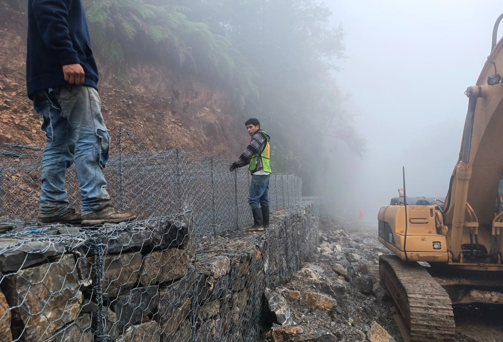 Personal de la SICT realizando labores de retiro de material en carretera afectada por lluvias en Veracruz