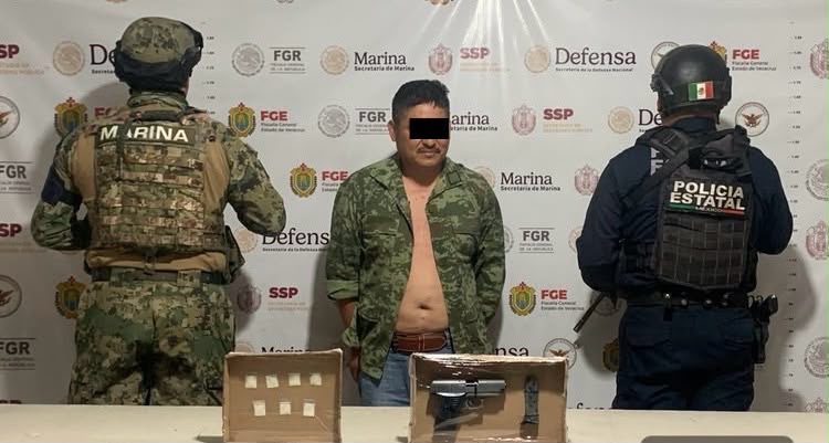 Elementos de seguridad durante operativo de aseguramiento de droga y armas en Veracruz