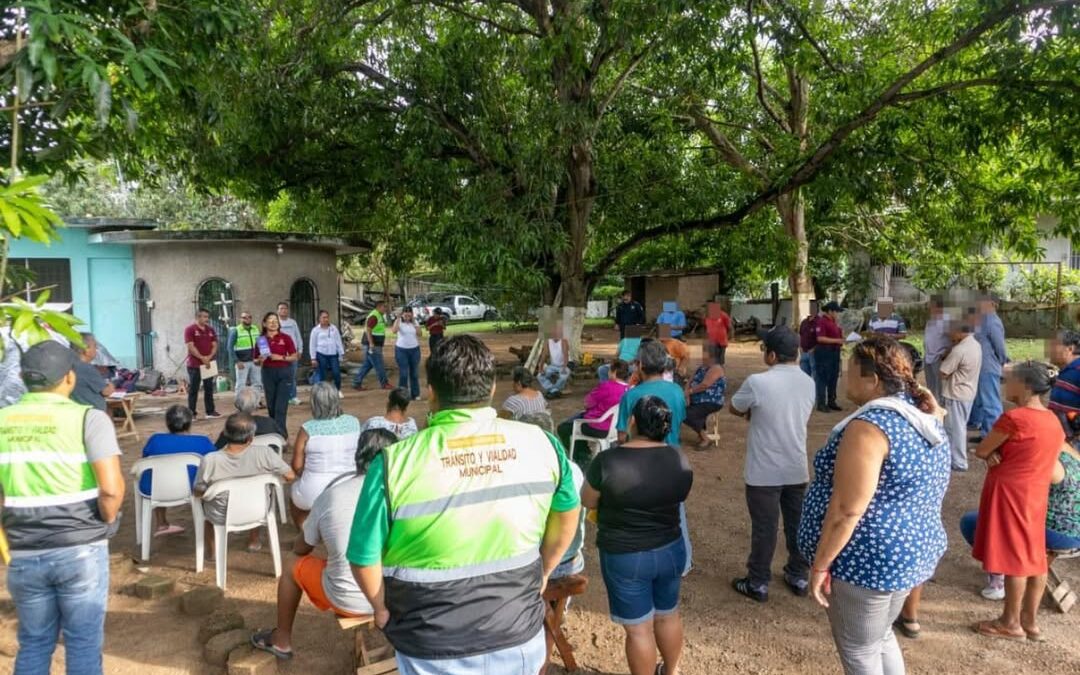 Capacitan a vecinos de Col. Azteca en Minatitlán sobre apps de seguridad