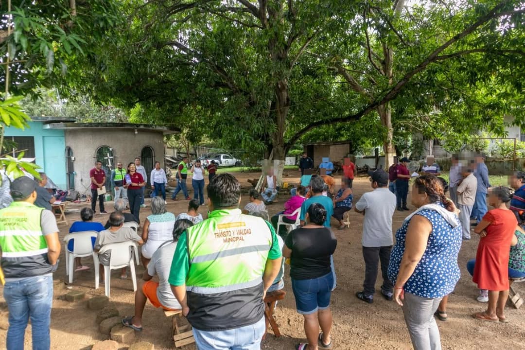 ssp-capacita-vecinos-colonia-azteca-minatitlan Agentes de la SSP Veracruz capacitan a vecinos de la colonia Azteca en Minatitlán sobre aplicaciones de seguridad y números de emergencia.