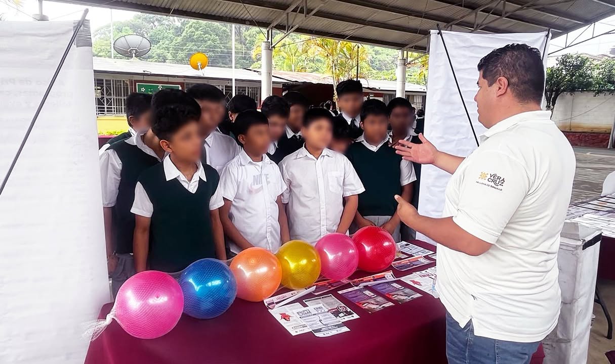 Personal de SSP Veracruz en la Feria Escolar Día de la Prevención en la Telesecundaria Primero de Mayo, Córdoba