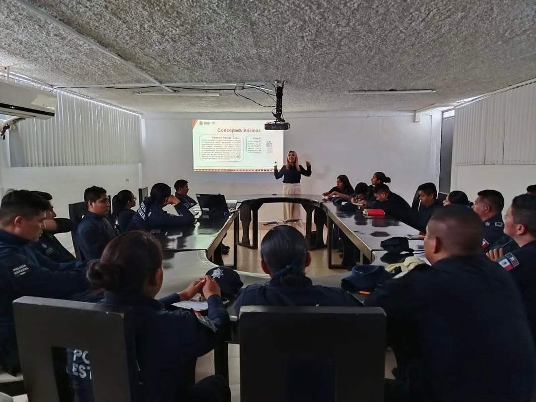 Personal operativo de la Policía Estatal en Coatzacoalcos durante la plática sobre prevención de acoso sexual