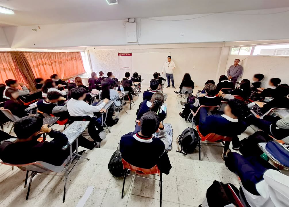 Estudiantes y autoridades durante plática de prevención de violencia escolar en Perote