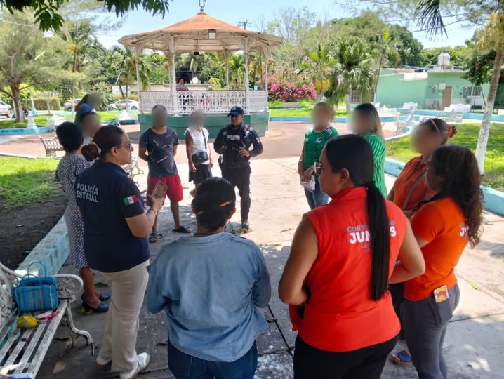 Integrantes de SSP Veracruz durante marcha exploratoria con comunidad escolar