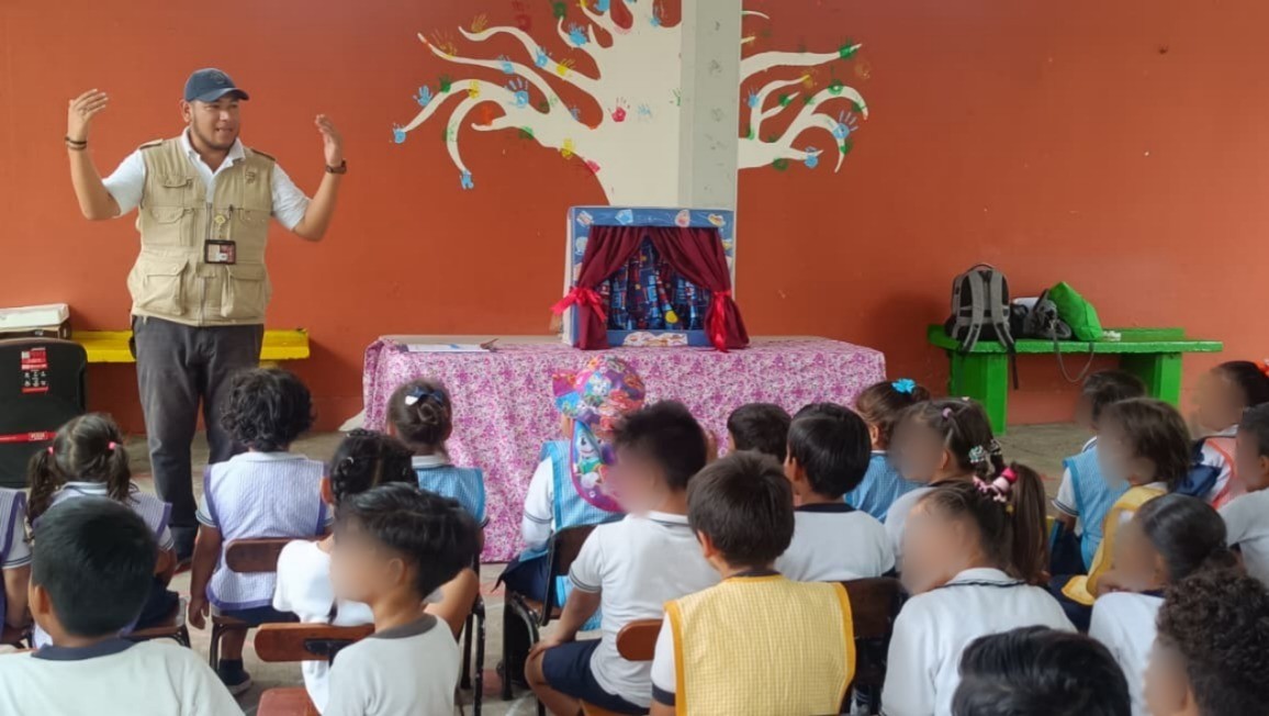 Puesta en escena de teatro guiñol para niños en jardín de niños Luz Oliveros Sarmina en Veracruz