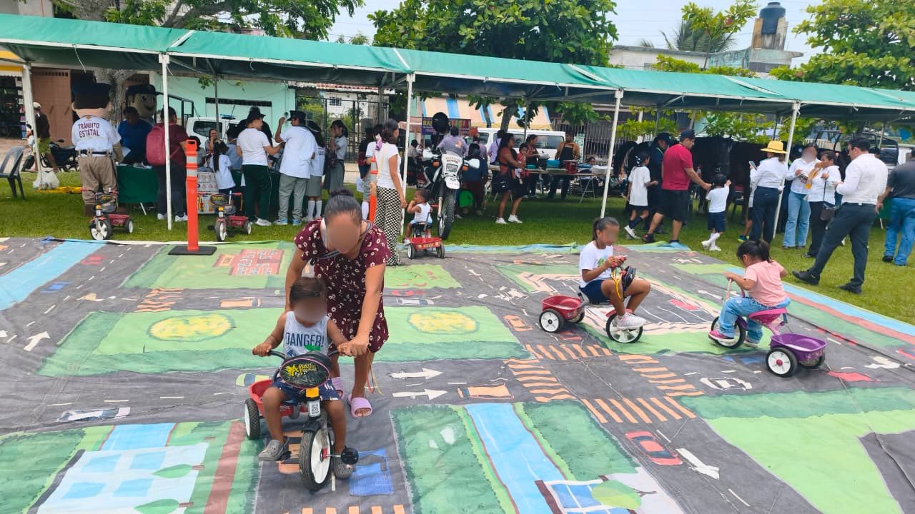 Asistentes al Festival Vive Seguro en Tecolutla aprendiendo seguridad vial en circuito vial