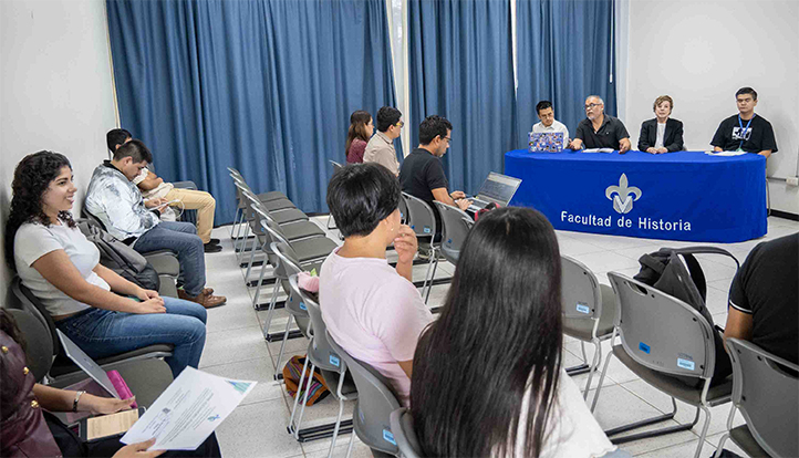 Estudiantes de Historia durante el Tercer Coloquio en el Salón Blanco de la Unidad de Humanidades