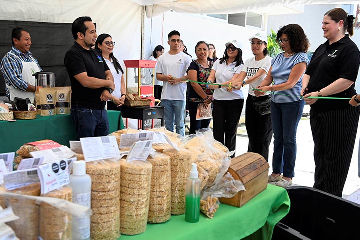 Productores y asistentes en el Tianguis Agroecológico Universitario en la CUSRS de la UV