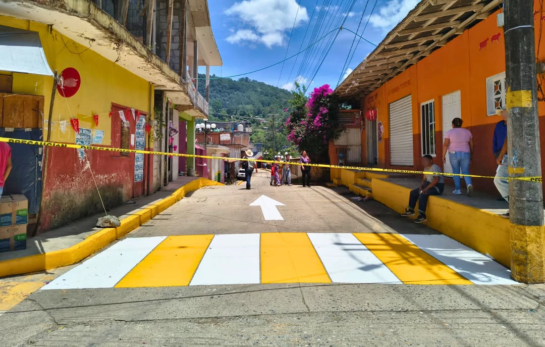 Trabajos de balizamiento en calles de Tequila y Texhuacán realizados por Tránsito de Veracruz