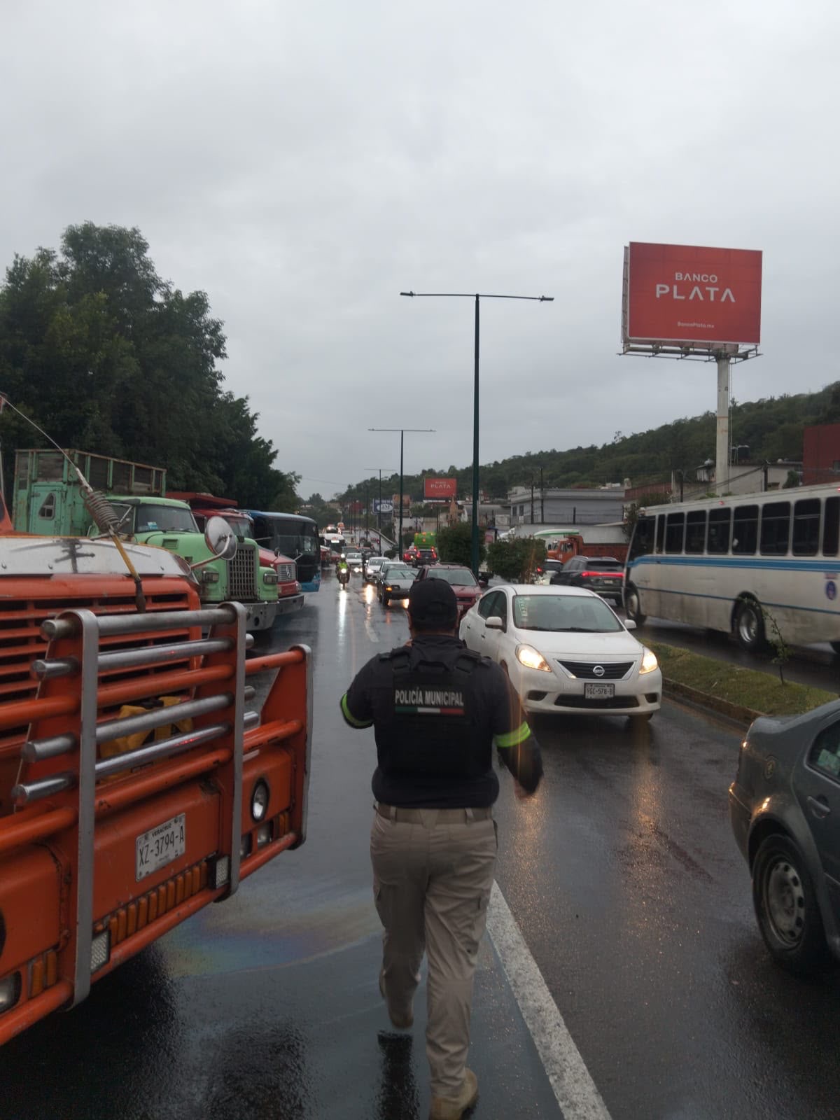 Personal de Tránsito Municipal en operativo vial ante bloqueos de AMOTAC en Xalapa