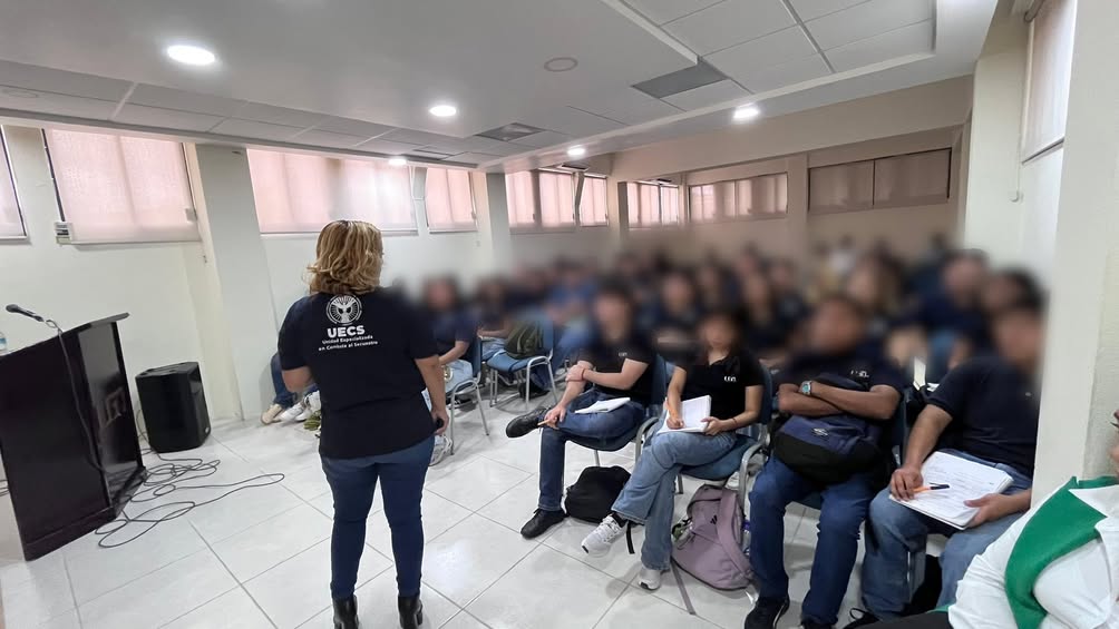 Plática preventiva de la UECS a estudiantes de Derecho en Martínez de la Torre