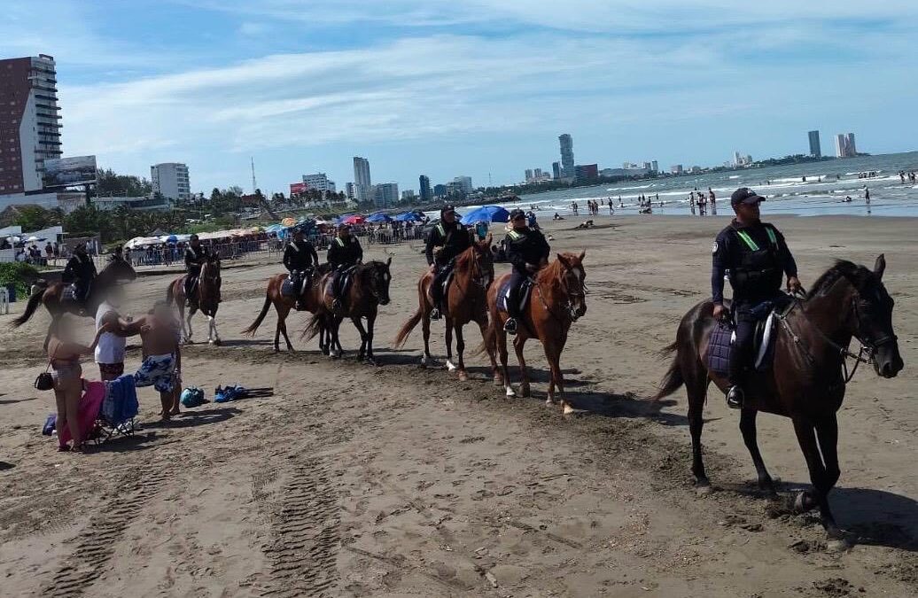 Unidad montada de SSP Veracruz patrulla playas de Boca del Río durante SalsaFest