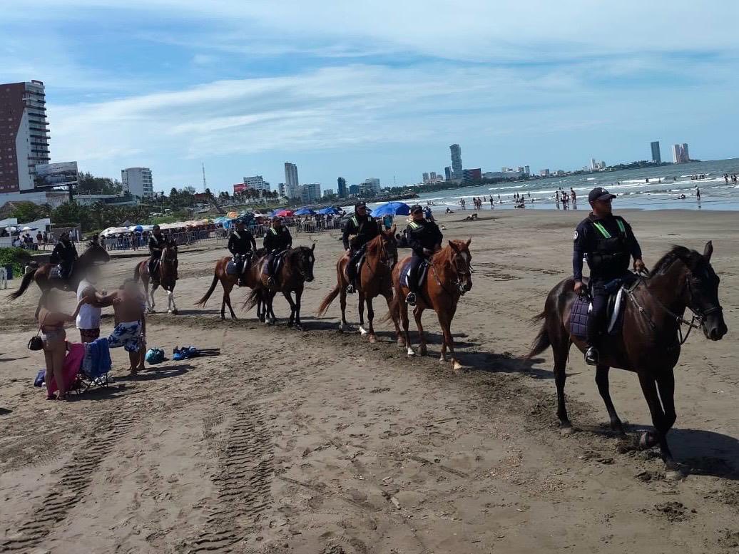 Elementos de la unidad montada de la SSP Veracruz realizan recorridos en playas de Boca del Río durante el SalsaFest