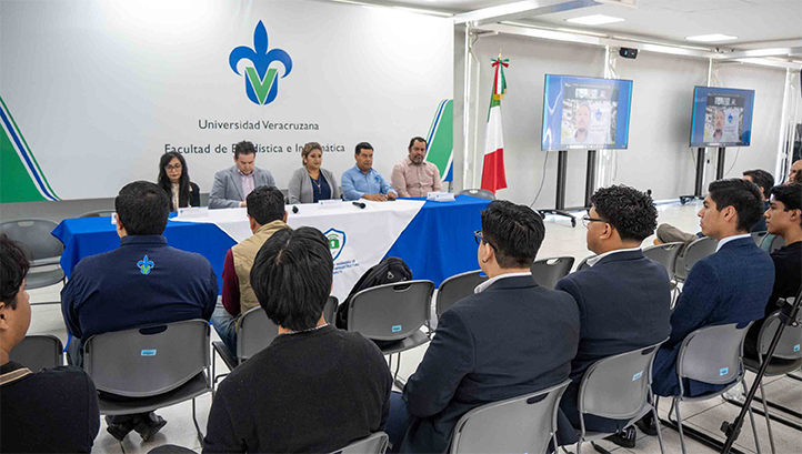 Estudiantes de la UV en evento de ciberseguridad en comunidades