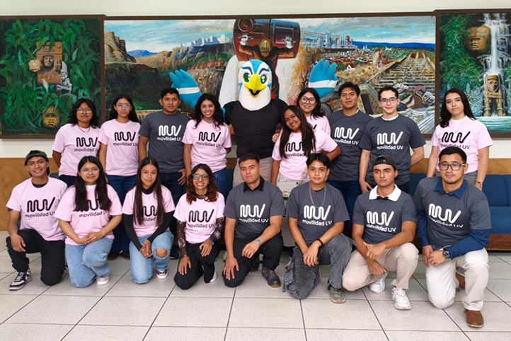Estudiantes del Programa Delfín reunidos en un espacio de la Universidad Veracruzana para su bienvenida