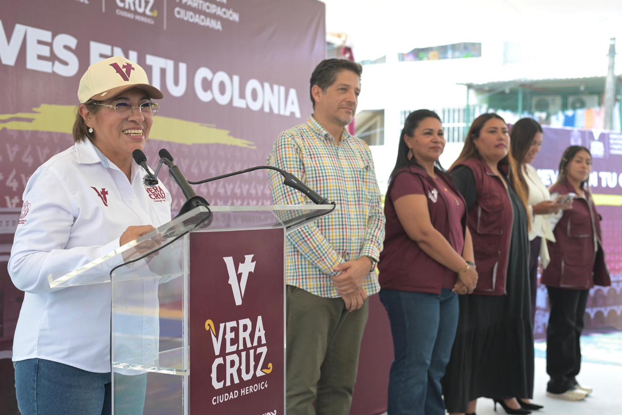 La presidenta municipal Rosa María Hernández Espejo durante el anuncio de la estrategia estatal de apoyo a migrantes en Infonavit Chivería