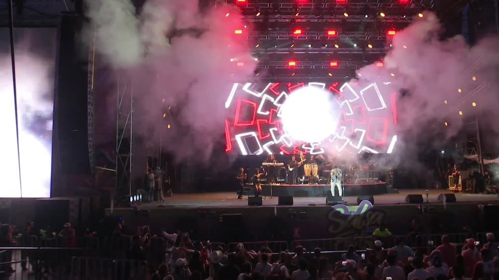 Víctor Manuelle en el Salsódromo de Boca del Río durante el segundo día de conciertos