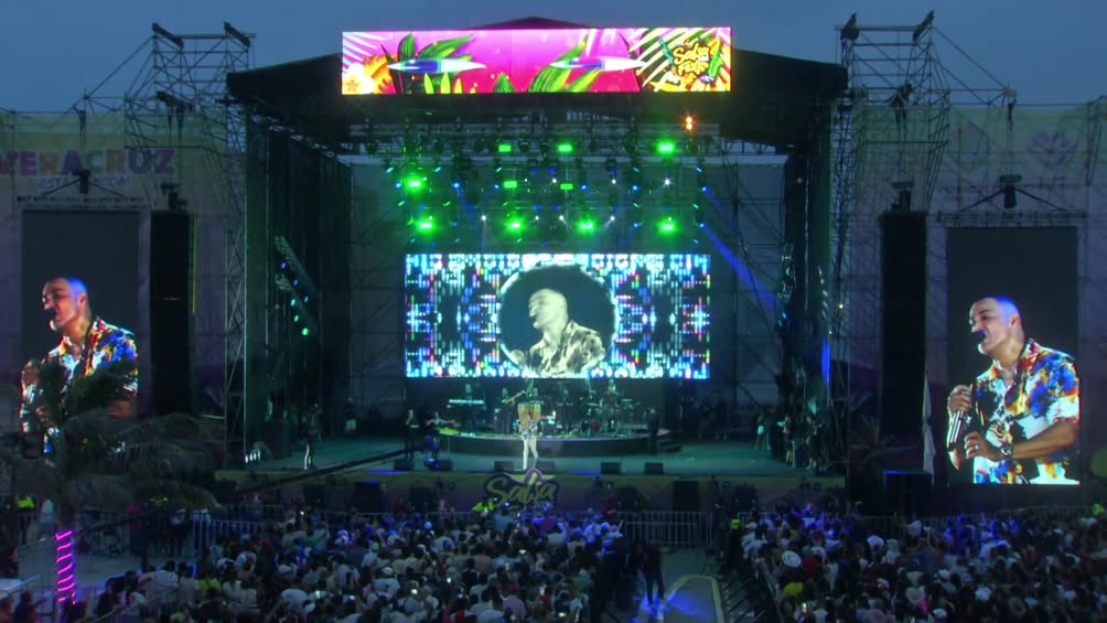 Víctor Manuelle cantando en el Salsódromo de Boca del Río