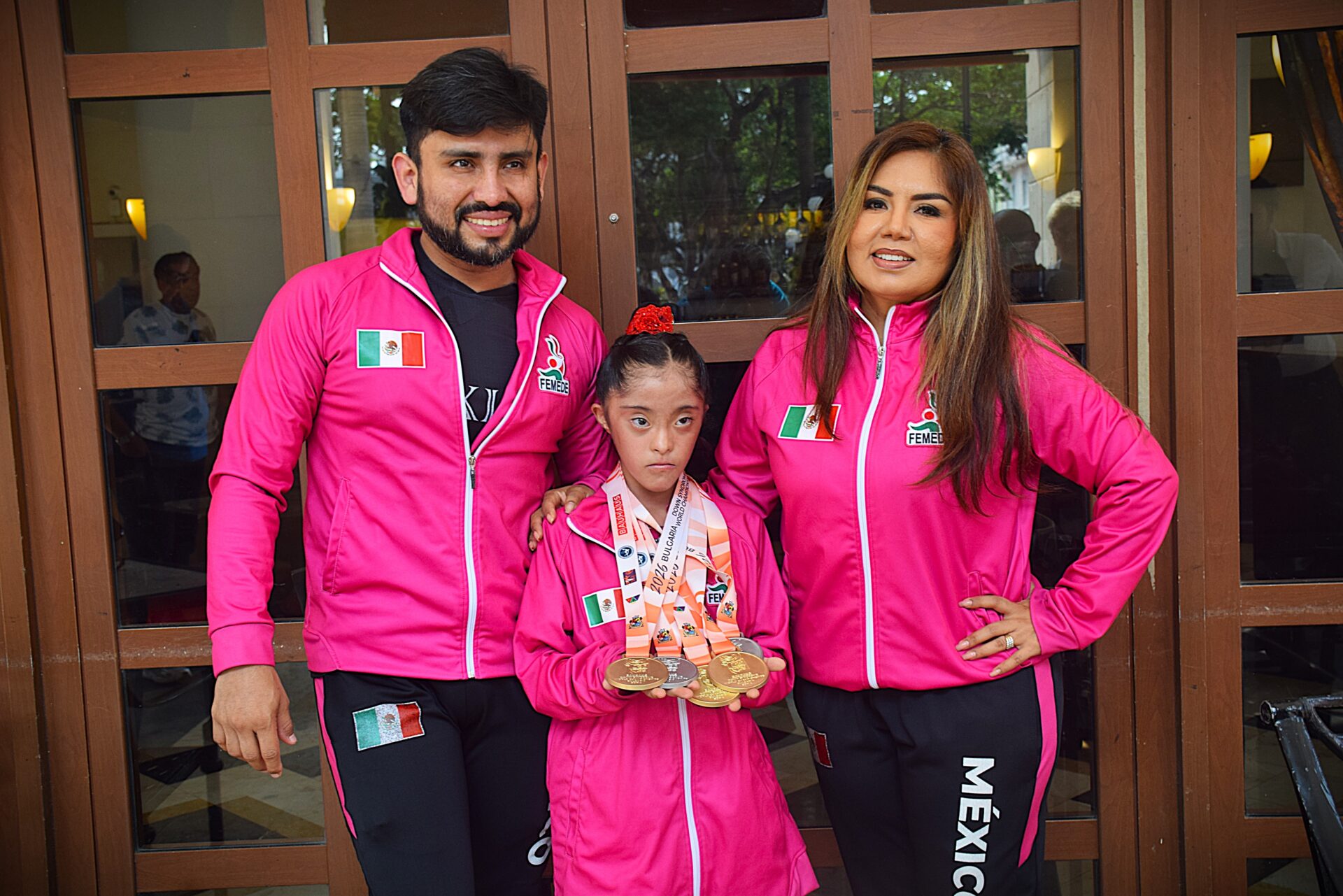 Gimnasta veracruzana Zoé López Vidaña exhibe sus cinco medallas mundiales