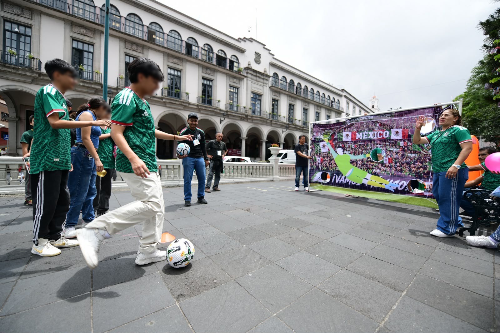 Alcaldesa Daniela Griego en la Zona Fan del parque Juárez durante el partido inaugural del Mundial 2026