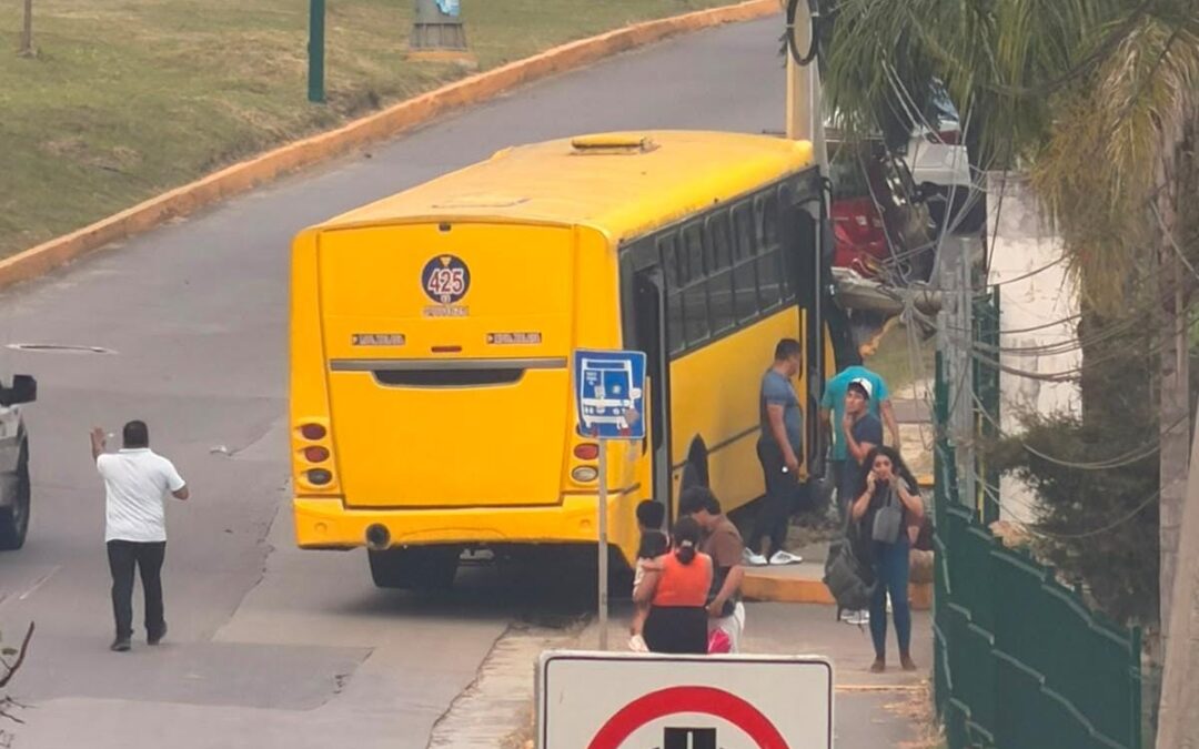 Autobús del transporte público choca en Arco Sur; varios heridos
