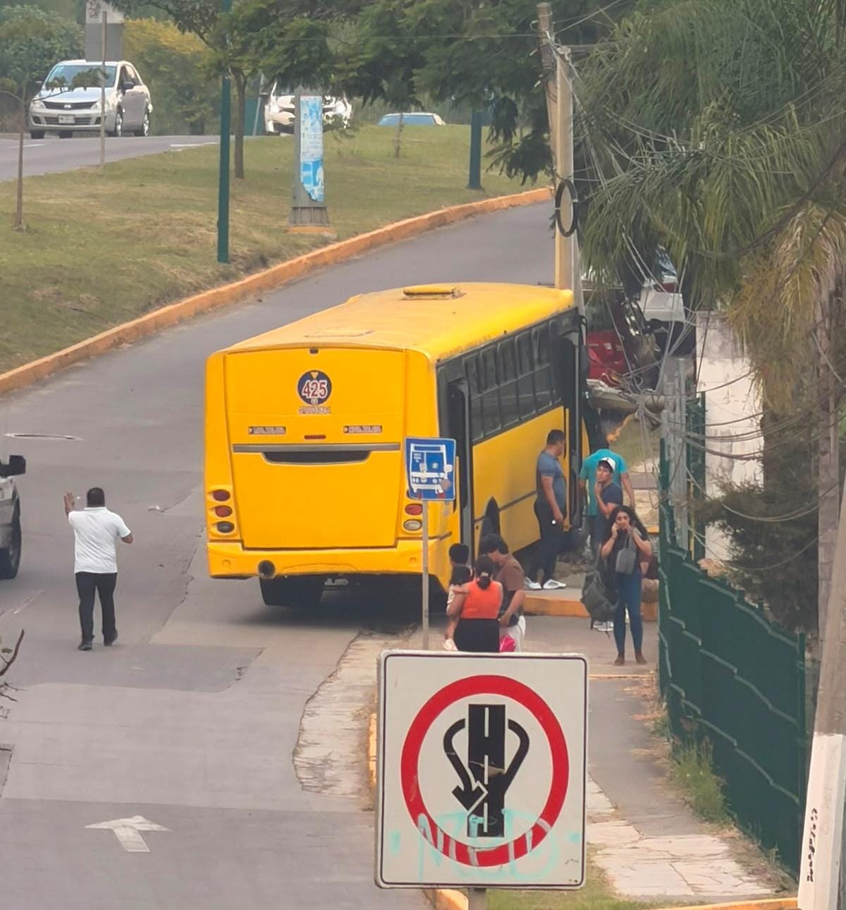 Autobús amarillo de Garibaldi chocado contra poste en Arco Sur de Xalapa