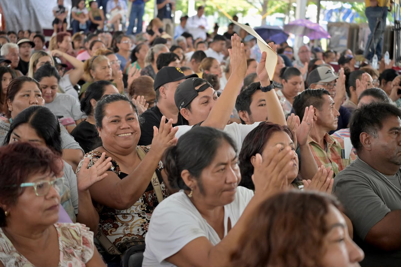 alcaldesa-entrega-apoyos-reino-magico-veracruz Alcaldesa Rosa María Hernández durante entrega de apoyos en el parque Reino Mágico de Veracruz